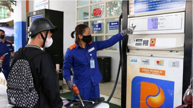 Giá xăng dầu trong nước tiếp tục giảm, RON95-III có giá mới là 19.620 đồng