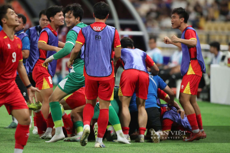 Lội ngược dòng không tưởng trước U22 Thái Lan, U22 Việt Nam giành HCV SEA Games 33