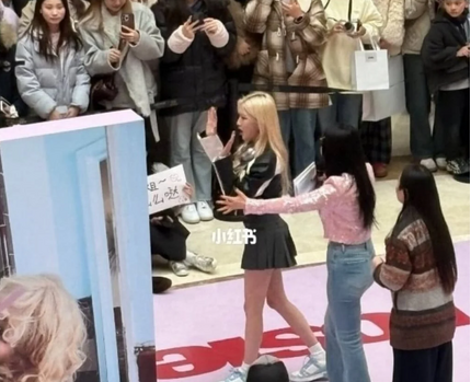 Bắt chước Rosé (Blackpink), KOL ở Trung Quốc bị chỉ trích thậm tệ