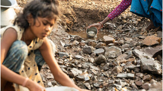 Nữ sinh Ấn Độ nghỉ học đi gánh nước