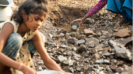 Nữ sinh Ấn Độ nghỉ học đi gánh nước