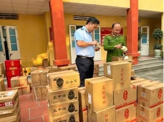 Công an Hưng Yên thu giữ hơn 2.000 chai rượu nghi nhập lậu