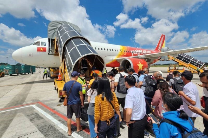 Vé máy bay Tết 2026 tăng đáng kể nhưng vẫn "cháy sớm" nhiều chặng