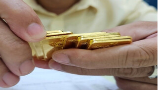 Giá vàng hôm nay 23/12 tăng mạnh 900 ngàn đồng/lượng, thế giới tăng