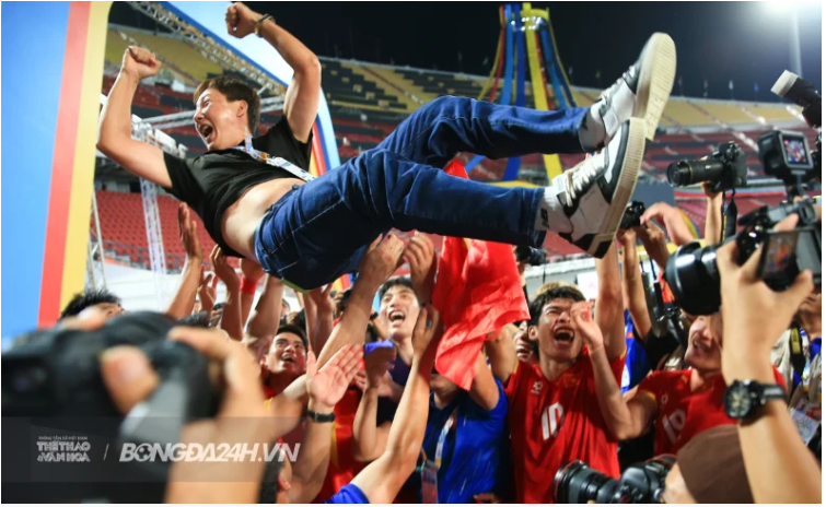 Vợ HLV Kim Sang-sik "trút giận" vào... tivi