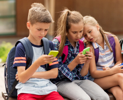 Phụ huynh chi hàng nghìn USD giúp con cai nghiện điện thoại