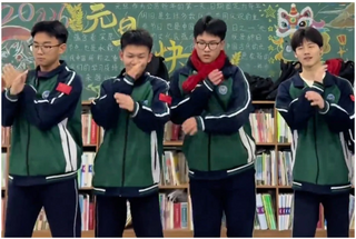 Nhóm học sinh đi muộn bị cô giáo phạt biểu diễn vũ đạo, màn trình diễn 