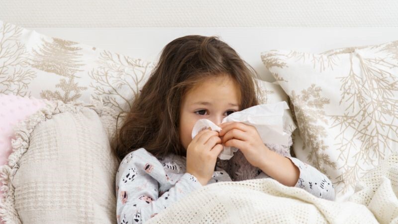 Hướng dẫn rửa mũi cho trẻ đúng cách: mẹ chỉ cần làm theo từng bước