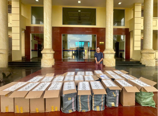 Quảng Trị: Bắt giữ xe ô tô vận chuyển 12.500 bao thuốc lá nhập lậu