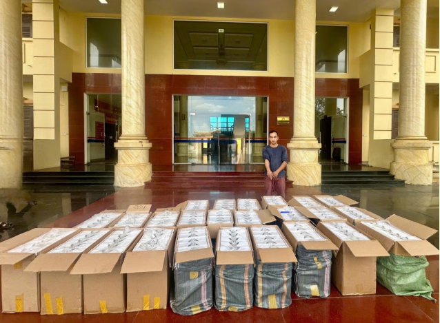 Quảng Trị: Bắt giữ xe ô tô vận chuyển 12.500 bao thuốc lá nhập lậu