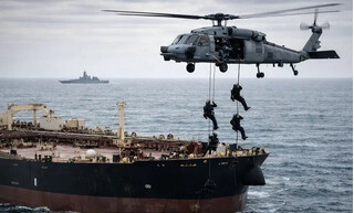 Mỹ bắt tàu dầu, Nga sẽ bắt tàu chở vũ khí cho Ukraine?