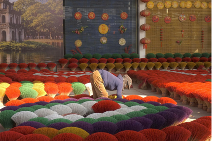 Cận Tết, làng hương Quảng Phú Cầu ngập sắc màu rực rỡ