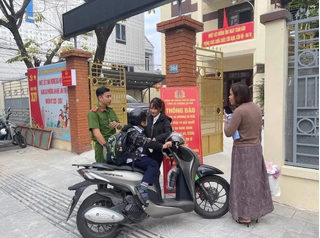 Mẹ chở con đến trụ sở công an vì không chịu đi học, câu chuyện gây xôn xao mạng xã hội