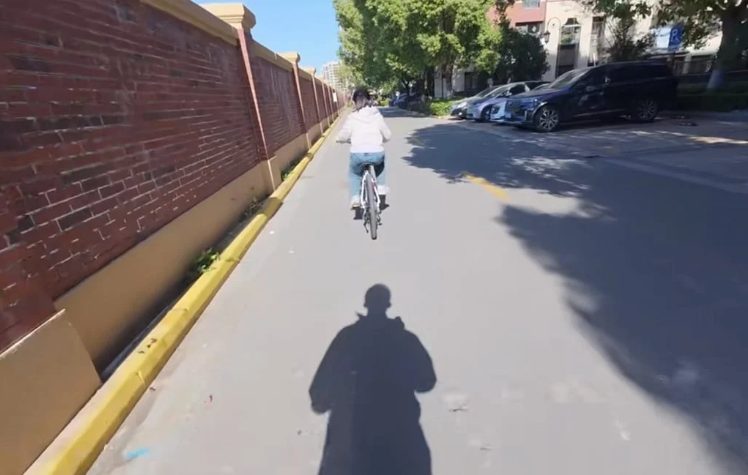 Chàng trai kiếm tiền tỷ nhờ... dạy người lớn đi xe đạp