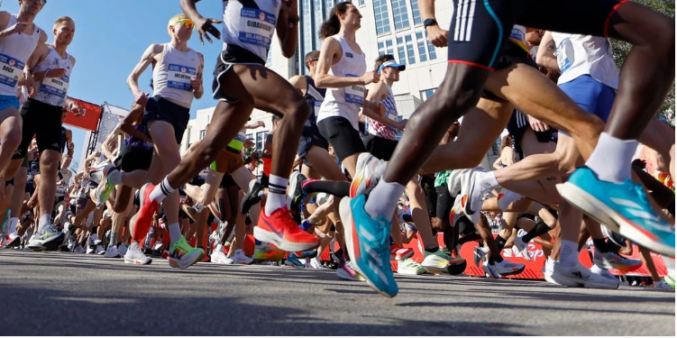 Tranh cãi chuyện chạy với khách để ký hợp đồng, chạy với sếp để... giữ việc