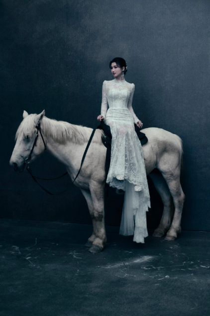 Ảnh cưới bên ngựa của Á hậu Phương Nhi và thiếu gia Phạm Nhật Minh Hoàng - con trai tỷ phú