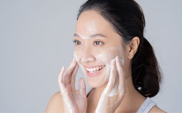 Da ửng đỏ, khô căng, ngứa rát có nên dùng sữa rửa mặt không?