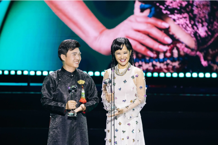 Nguyễn Hùng "ẵm" 5 giải Làn Sóng Xanh, Phương Mỹ Chi nhận giải Ca sĩ đột phá