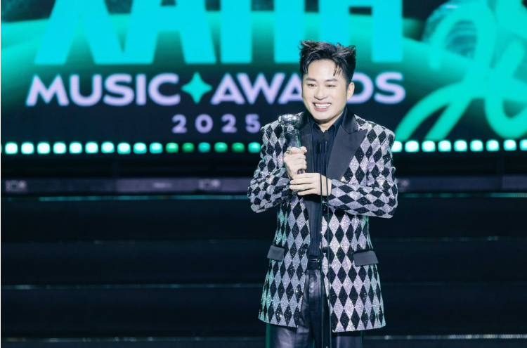 Nguyễn Hùng "ẵm" 5 giải Làn Sóng Xanh, Phương Mỹ Chi nhận giải Ca sĩ đột phá