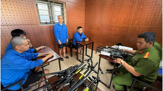 Bóc gỡ băng nhóm chế tạo súng quân dụng rao bán trên mạng xã hội