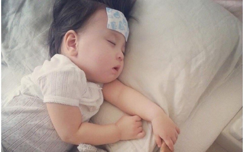 Chỉ dẫn cách hạ nhiệt an toàn cho trẻ đang bị sốt