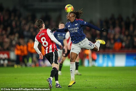 Ra sân với trang phục lạ, Arsenal bị đề nghị ‘trừ 12 điểm’