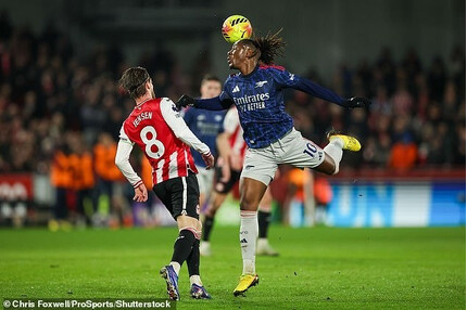 Ra sân với trang phục lạ, Arsenal bị đề nghị ‘trừ 12 điểm’