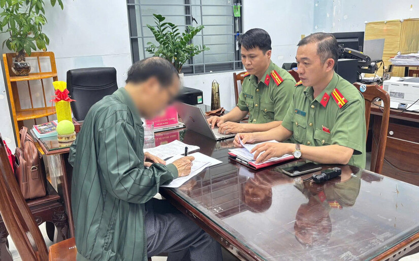 Xử phạt người đàn ông đăng ảnh xuyên tạc cổng chào Lễ hội Tết Việt