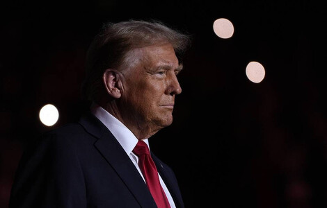 Tổng thống Mỹ tăng thuế quan từ 10% lên 15% trên toàn thế giới