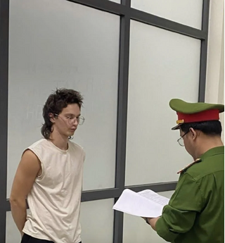 Khởi tố nam thanh niên nước ngoài vì ghen tuông ở quán bar, đánh người gây thương tích 43%