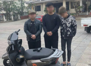 Ba nam sinh lớp 11 dùng súng bắn đạn nhựa vào người đi đường