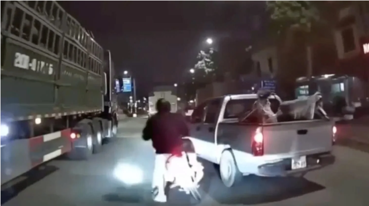 Tạm giữ tài xế bán tải tạt đầu xe máy chở 3 người ngã ra đường, có cả trẻ nhỏ ở Hà Nội