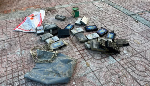 Đi nhặt ve chai ven biển, người dân tá hoá khi phát hiện túi ni lông chứa 24 bánh màu trắng nghi ma tuý