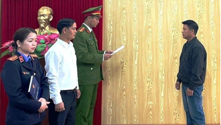 Bắt giam đối tượng sản xuất giấm ăn giả ở Ninh Bình