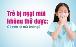 Trẻ bị ngạt mũi không thở được: Có nên xịt mũi không?