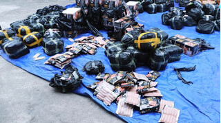 Hai ô tô bán tải 'lộ' hơn 2,3 tấn xúc xích không rõ nguồn gốc khi bị kiểm tra