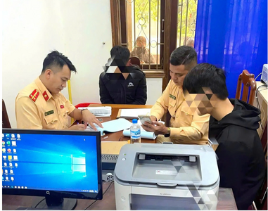 Vừa lái xe vừa quay clip “thách thức”, thiếu niên trả giá đắt