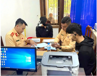 Vừa lái xe vừa quay clip “thách thức”, thiếu niên trả giá đắt