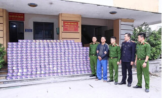 Vận chuyển hơn 700 kg pháo 'ngụy trang' dưới 60 tấn sắn khô