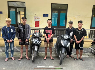 Nhóm thanh niên mang hung khí vô cớ đuổi chém ô tô đang lưu thông