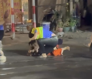 Bất chấp tàu đang đến, người phụ nữ vượt chắn rồi hành hung nhân viên