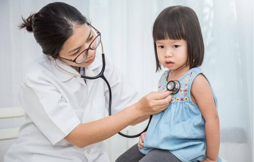 Lý do trẻ hay ốm khi trời nóng: 3 căn bệnh bố mẹ cần phòng ngừa ngay