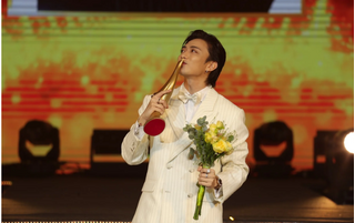 SOOBIN lần thứ hai lập hat-trick ở giải Cống hiến, nói lời cảm ơn NSND Tự Long