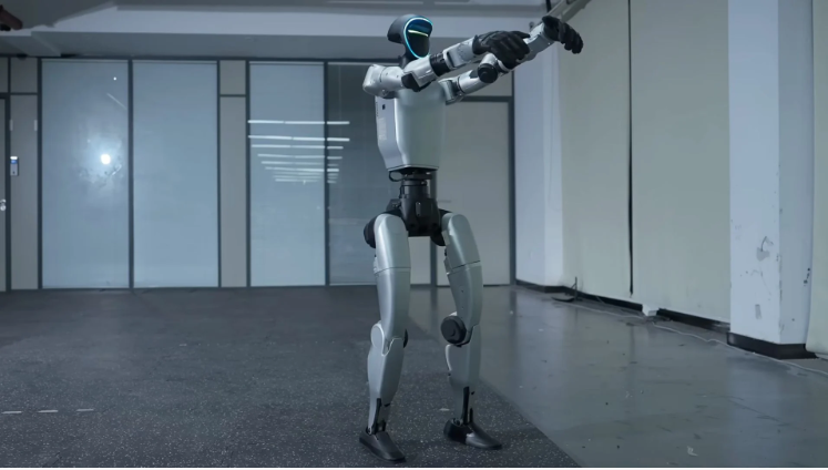 Một robot hình người của Trung Quốc gây chú ý khi đuổi theo đàn lợn rừng ở Ba Lan