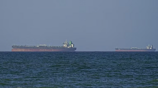 Giá dầu tăng vọt sau vụ Mỹ bắt giữ tàu Iran gần eo biển Hormuz