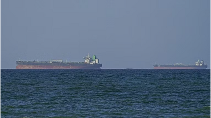 Giá dầu tăng vọt sau vụ Mỹ bắt giữ tàu Iran gần eo biển Hormuz