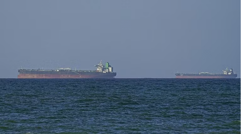 Giá dầu tăng vọt sau vụ Mỹ bắt giữ tàu Iran gần eo biển Hormuz