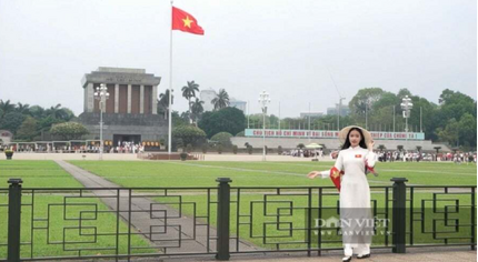 Giới trẻ xúng xính áo dài check-in tại Lăng Bác trước thềm 30/4