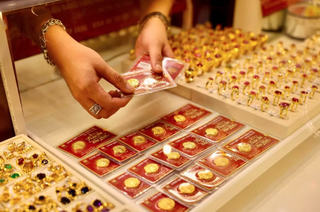 Giá vàng ngày 26/4: Vàng miếng và vàng nhẫn trong nước bật tăng