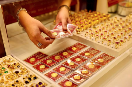 Giá vàng ngày 26/4: Vàng miếng và vàng nhẫn trong nước bật tăng